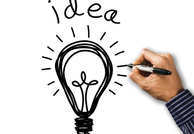 ideaのロゴと電球のイラスト